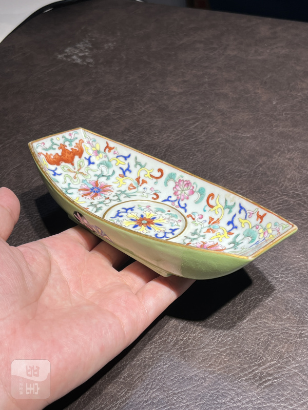 清嘉庆 外松石绿皮球花内洋彩西番莲纹茶船 - 图13